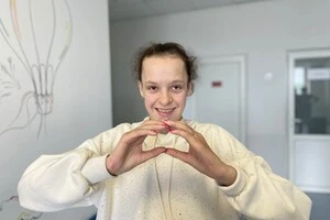 13-річній Ані довелося пройти через безліч скдадних операцій, які стали наслідком ускладнень хвороби 