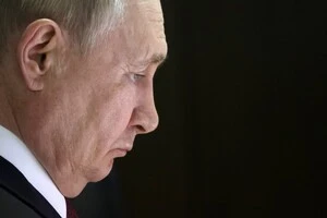 Путин, как и Гитлер, вынужден придумывать какие-то аргументы и объяснения