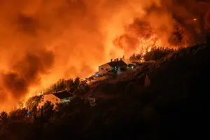 Вогонь підійшов впритул до прибережної забудови біля Оміша