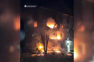Рятувальники та медики працювали на місці прильоту, надаючи допомогу постраждалим мешканцям будинку
