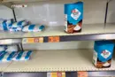 Цукру немає, борошна теж. Що відбувається у київських супермаркетах: дефіцит чи ажіотаж? (фото)