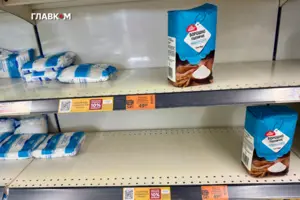 У деяких супермаркетах спорожніли полиці з основними продуктами