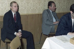 Путін на початку 1980-х. Автор коментаря запевнив, що у 1995 році його зріст становив 162 см