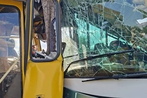 Транспортні засобі зіткнулися лоб до лоба 