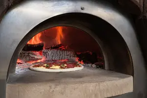 Піцу готують у печі 