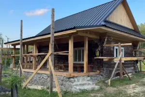 За рік у хаті перекрили дах та зробили веранду 