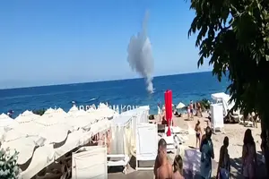 Момент вибуху в морі біля пляжу «Ланжерон» в Одесі