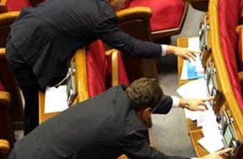 Депутатам пригрозили «пальцем»