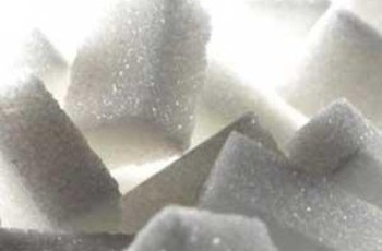 Вслед за гречкой с прилавков исчезнет сахар