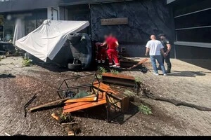 Автіка в'їхала у літню терасу ресторану на вулиці Великій Васильківській 17 серпня 2026 року