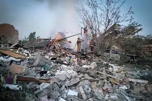 Рятувальники на руїнах житлового будинку, вщент розбитого ударом російської авіабомби 4 серпня в Сумах.