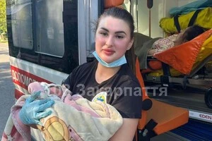 Медики доставили породіллю з новонародженим до лікарні