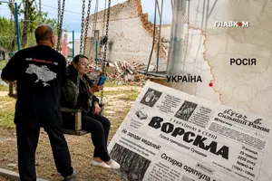 Наталія Пасюга з детектором дронів «Чуйка» на гойдалці в прифронтовому Спірному. Позаду – руїни кафе, де була точка розповсюдження газети «Ворскла» 