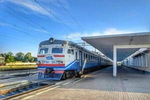 Пасажирів закликають стежити за офіційними сповіщеннями, уважно слухати оголошення на вокзалах і станціях відправлення