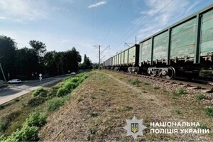 Вантажний потяг сполученням Коростень - Дарниця здійснив наїзд на підлітка, який перебував на залізничній колії