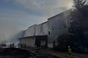 На місці події продовжують працювати рятувальники, гасіння пожежі триває