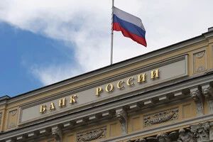 Росіяни почали масово забирати гроші з банків. Сума сягнула мільярдів