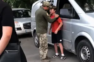 Чоловік у формі схопив дитину, притиснув до машини та почав бити