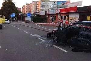 Понівечена внаслідок атаки  автівка у Борисполі