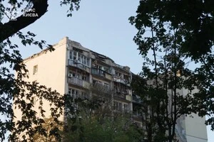 Один із пошколдених внаслідок масованої атаки російської окупаційної армії будинок у столиці. 20 серпня 2026 року