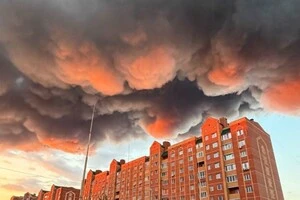 Крізь клуби густого чорного диму над Борисполем пробивається вранішнє сонце