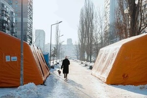 У лютому 2026 року Росія завдала критичного удару по системі теплопостачання столиці. Понад 1,1 тис. житлових будинків у Дарницькому та Дніпровському районах залишаються без опалення