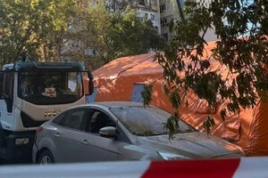 Наметове містечко біля будинку, який постраждав внаслідок обстрілу Києва 20 серпня 2026 року