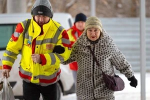Евакуація до місць для тимчасового розміщення людей старшого віку у Києві. Січень 2026 року