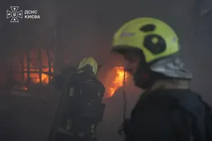 Рятувальники ліквідовують наслідки російської атаки у Києві