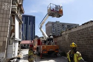 Уламки БпЛА впали на бізнес-центр у Києві