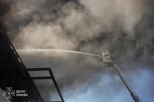 Пожежа на території одного зі складських комплексів, пошкоджених під час нічної атаки РФ на Київщину 20 серпня