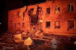 Пошкоджений унаслідок атаки дронів двоповерховий житловий будинок у Сумах