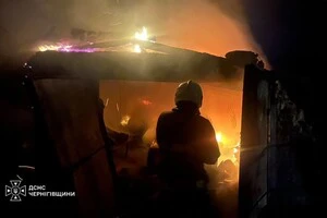 Рятувальники ліквідовують наслідки ворожої атаки 