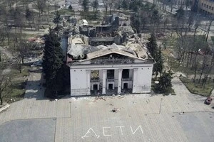 Для зйомок росіяни використали саму сцену відбудованого театру