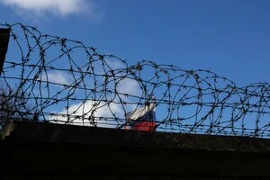 ФСБ регулярно затримує й садить у в'язницю пересічних росіян навіть за незначні прояви антивоєнної позиції