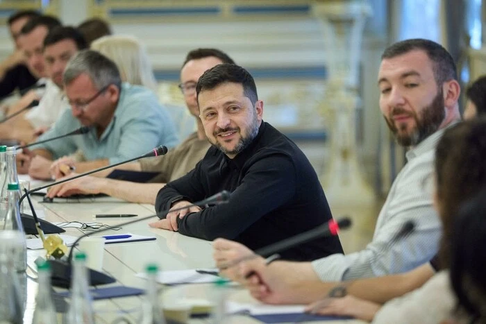 Зеленський спростував чутки про операцію, що передбачала удари по російських аеропортах