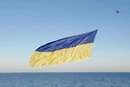 Дрон підняв 12-метровий прапор України над Чорним морем (відео)