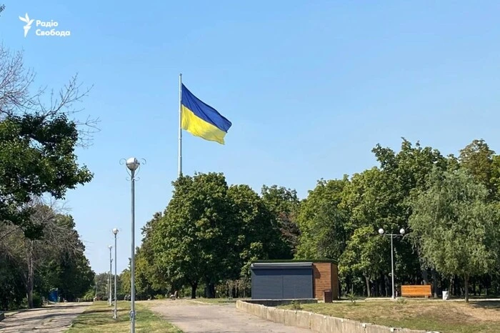 Росіяни намагаються знищити прапор, який майорить над Краматорськом