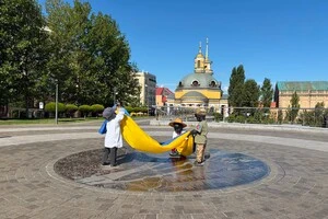 Cкульптур малюків-засновників Києва щороку переодягають до Дня Незалежності 