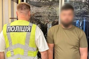 Поліція затримала кур'єра, який перевів гроші пенсіонера в криптовалюту на вказані організаторами рахунки