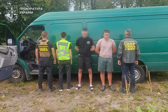 Серед ящиків з-під бананів. Викрито оригінальну схему переправлення чоловіка за кордон