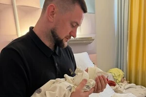 Олександр Ярмак тримає на руках новонародженого сина Святослава