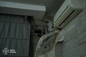 Атака РФ пошкодила квартиру в одному з районів Києва