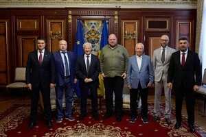 Спікери Верховної Ради різних років: Дмитро Разумков, Олександр Турчинов, Олександр Мороз, Руслан Стефанчук, Володимир Рибак, Арсеній Яценюк і Володимир Гройсман