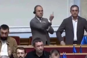 Сергій Власенко показує «фак» Петру Порошенку під час обговорення у Верховній Раді відновлення незалежності НАБУ і САП. Перед цим Порошенко відреагував на виступ Юлії Тимошенко, яка заявила, що учасники протестів не знали нюансів законопроєктів щодо антик