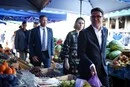 Прем'єр-міністр Великої Британії Енді Бернем скупився на Лук’янівському ринку та проїхався у метро (фоторепортаж)