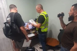 Правоохоронці провели низку обшуків за місцем проживання та транспортних засобів учасників схеми   