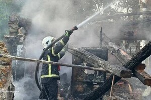 Під завалами будинку в Чернігові знайшли тіла жінки та дитини