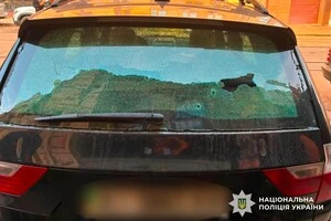 Пошкождена внаслідок стрілянини автівка