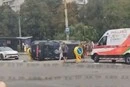 Серйозна ДТП у Києві: на Вишгородській перекинувся медичний мікроавтобус (відео)